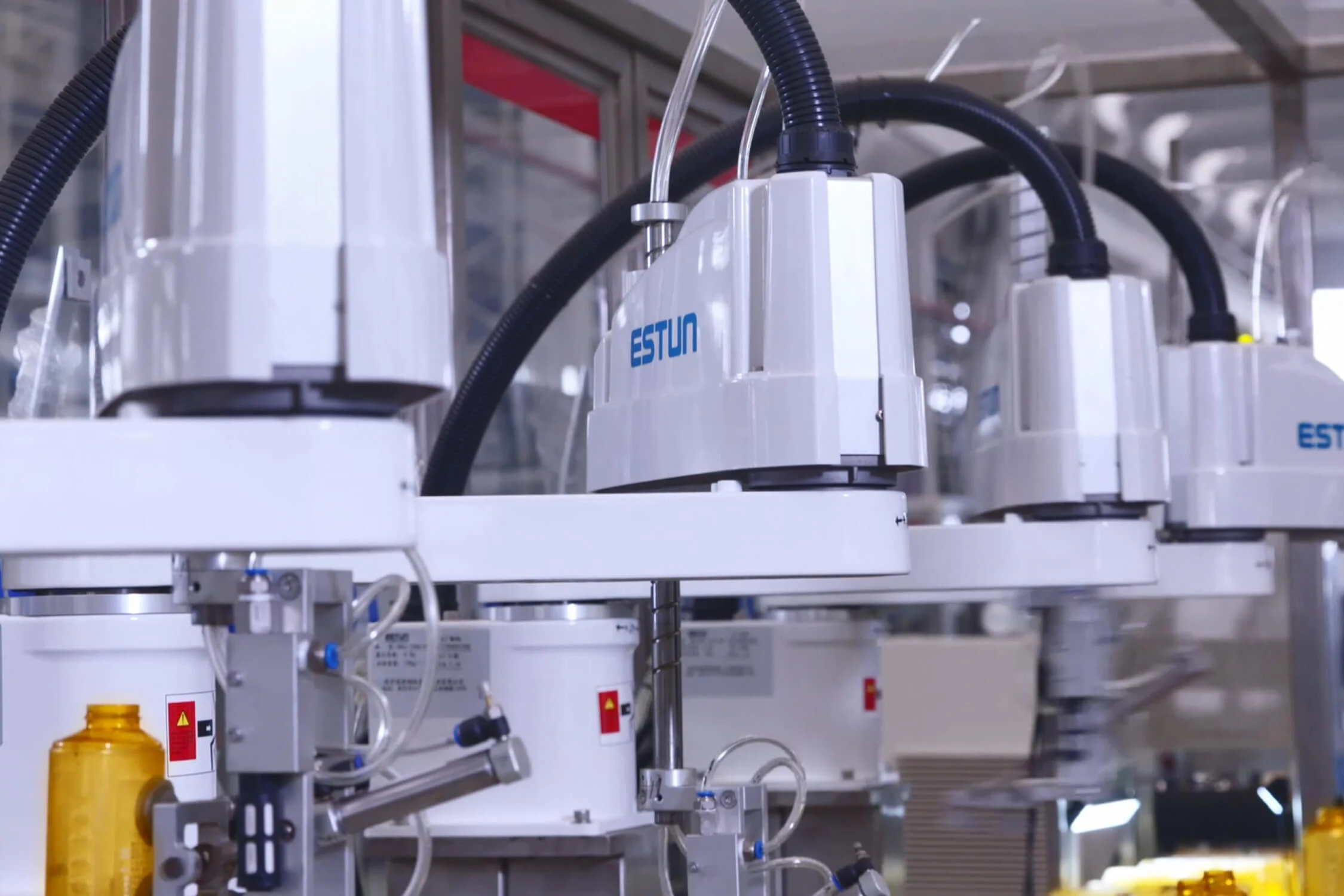 Robots SCARA ESTUN à l’intérieur d’une installation automatisée.